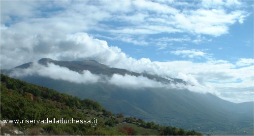 Immagine delle Montagne della Duchessa attorniate dalle nuvole